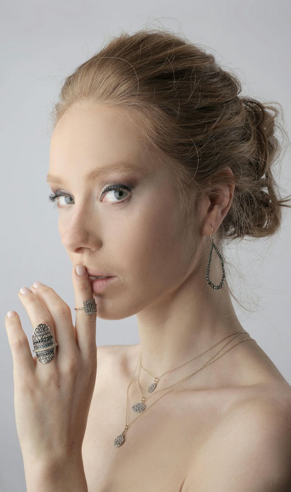 Esta imagen tiene una estética etérea y sofisticada, con tonos rosados que refuerzan la feminidad y la delicadeza. La combinación del maquillaje intenso en los ojos y la textura de humo en el fondo la hace ideal para representar una campaña de cosmética de alta gama, resaltando el concepto de belleza moderna y mística.